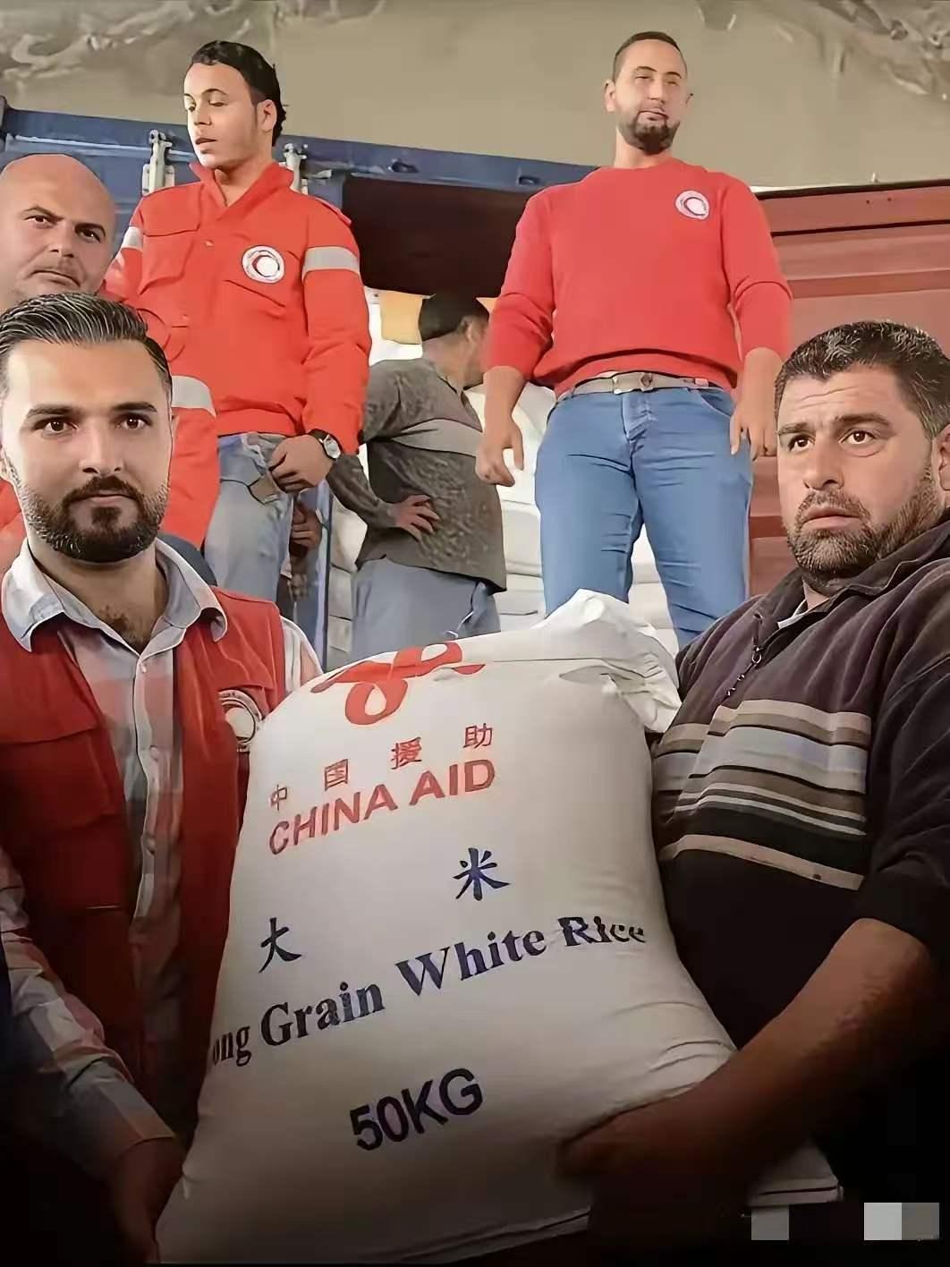 我们无偿援助了古巴三万吨大米，赠送是应该的。个人觉得直接赠送成品粮食还不好，治标