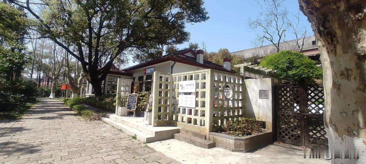 这是蒋某人在上海的最后一站“白庐”行宫，从此终生再也没能重返上海滩。时间回到