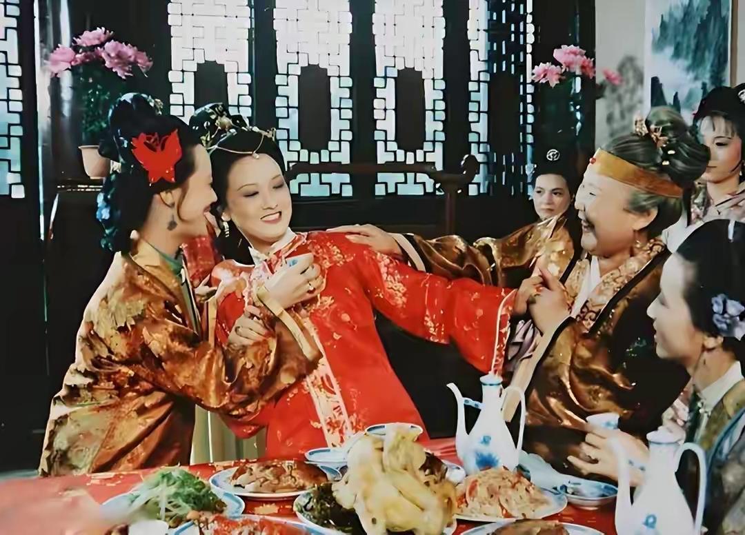 薛宝钗为何称呼王熙凤为“凤丫头”，她的年纪比王熙凤还要大吗？别被“丫头”俩