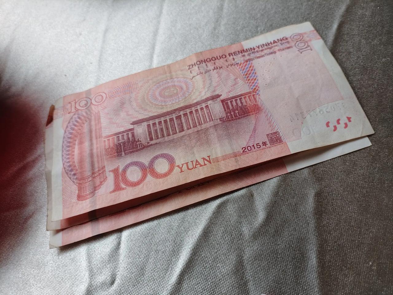 我每个月会花60至300元玩彩票，好在我既不抽烟也不喝酒，就只在玩彩票这儿有点小