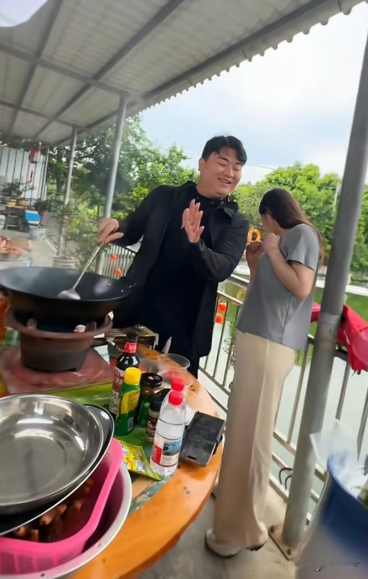 糟了，这下要假戏真做了全红婵哥哥虽然不算帅哥，但头脑灵活，做的一手好菜，又会照