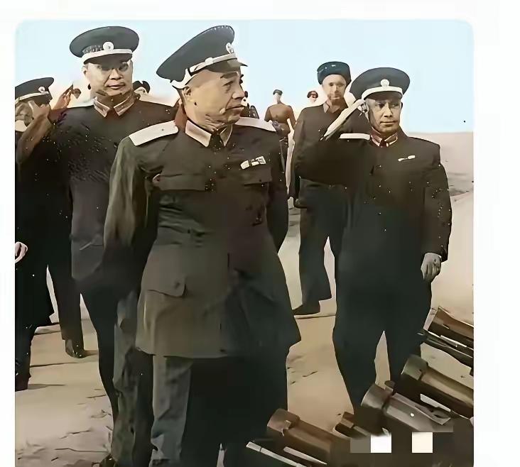 这是彭总戴着陈、粟将大将视察部队的照片。照片里的阳光有些晃眼，彭总一身洗得发