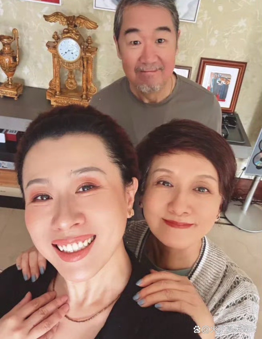 张国立邓婕邀请朋友来北京家里做客！69岁的邓婕做了蓝色美甲，化着红唇美妆，打扮时髦，本人看着比实际年