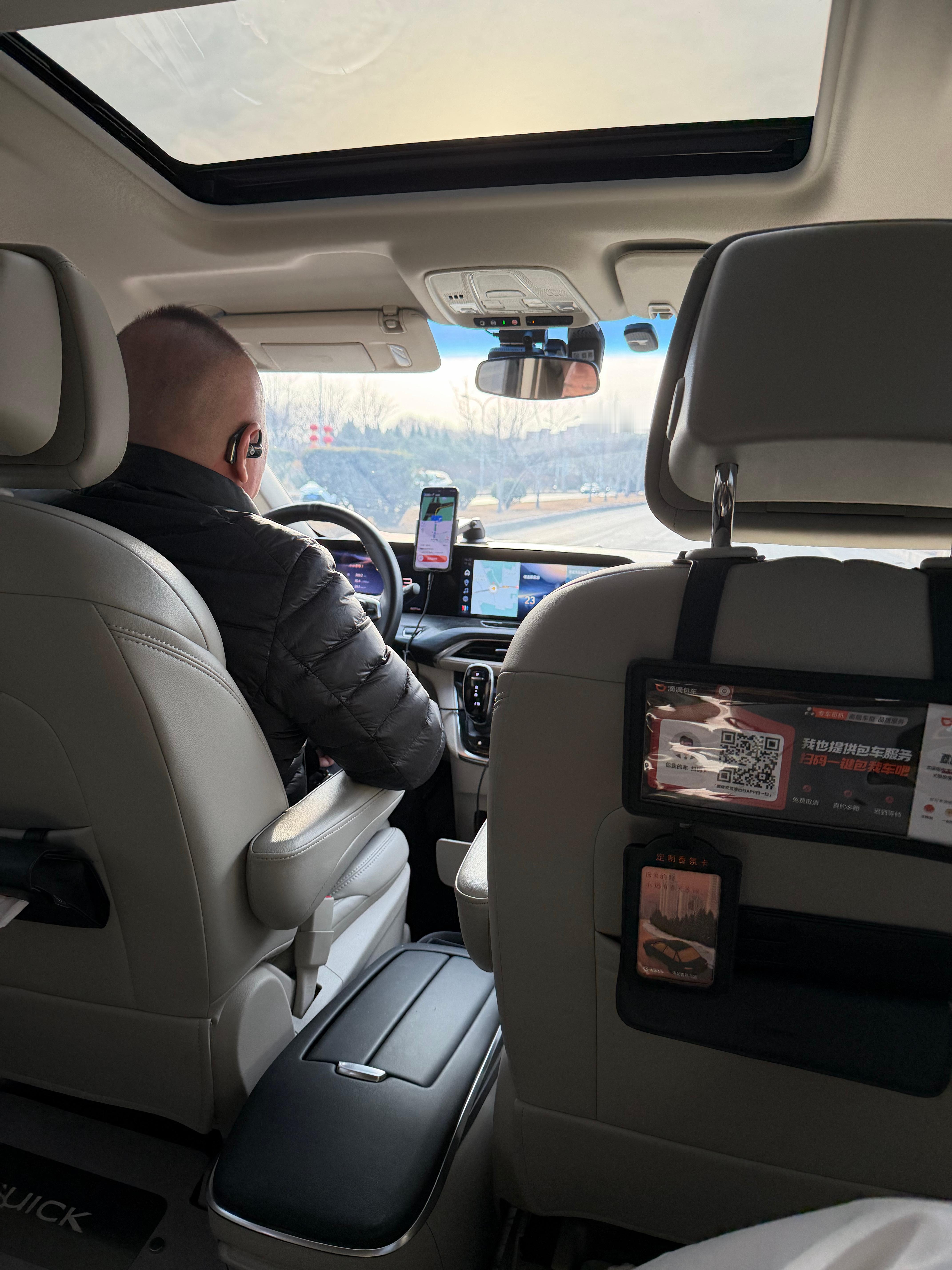 感觉每一个别克司机师傅都是民间赛车手只要你跟他说你着急…他能带你飞驰人生