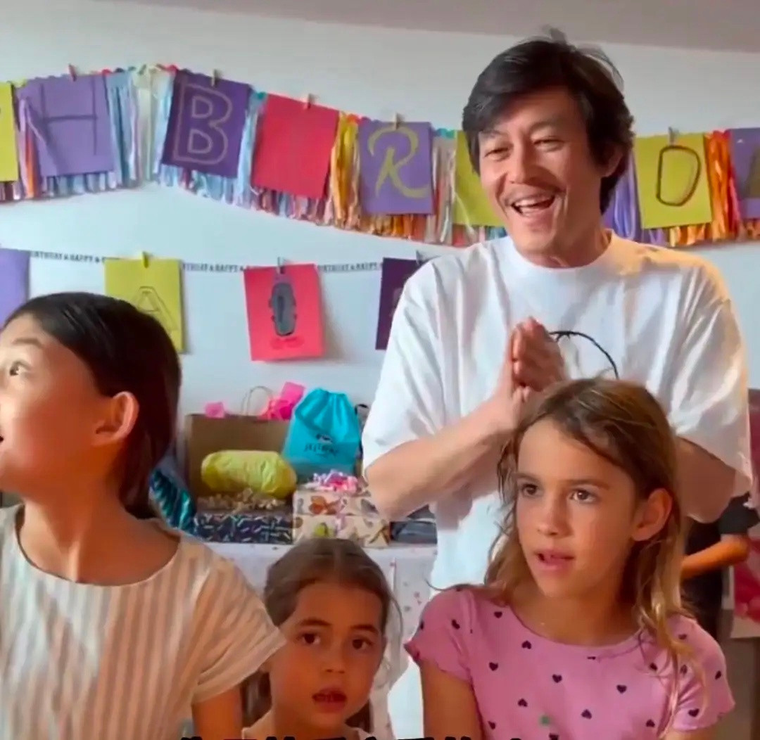 陈冠希为9岁女儿庆生！随性打扮显苍老憔悴，父女亲密互动好有爱！