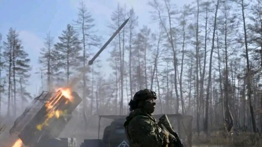 俄军在红军城方向兵力与装备优势明显，俄军在红军城方向投入大量兵力，形成三面包围之