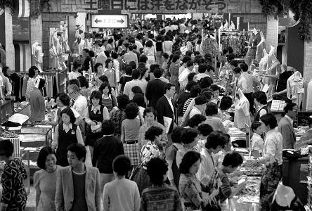 日本经济崩盘速度令全球大跌眼镜！社媒评论称，日本已进入“坠落倒计时”。作为