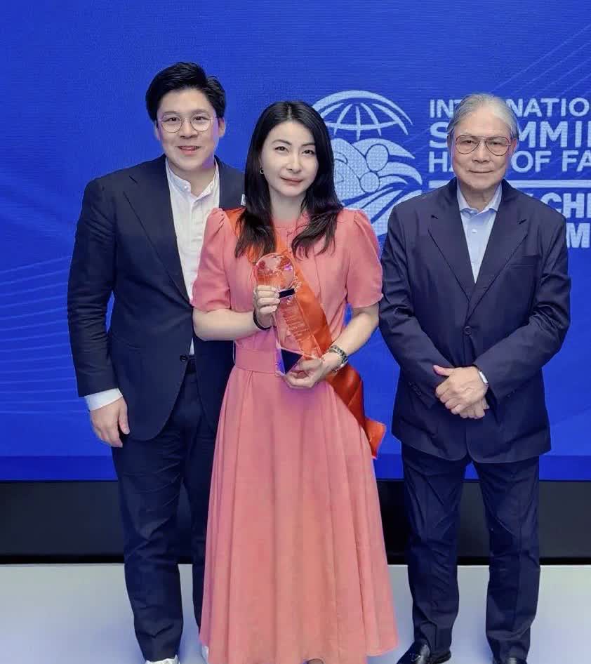 家人们，霍震霆又乐坏了！不是二儿子婚事，是儿媳郭晶晶带他去领奖啦。这奖2