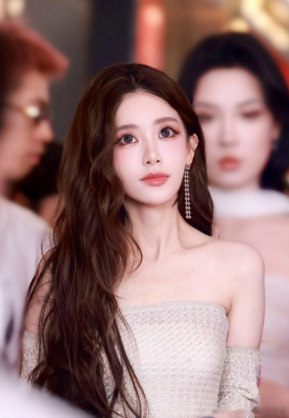 原相机下的迅猛龙迅猛龙真的好美啊,和直播中完全没差,气质超级出众,还是高学历美女