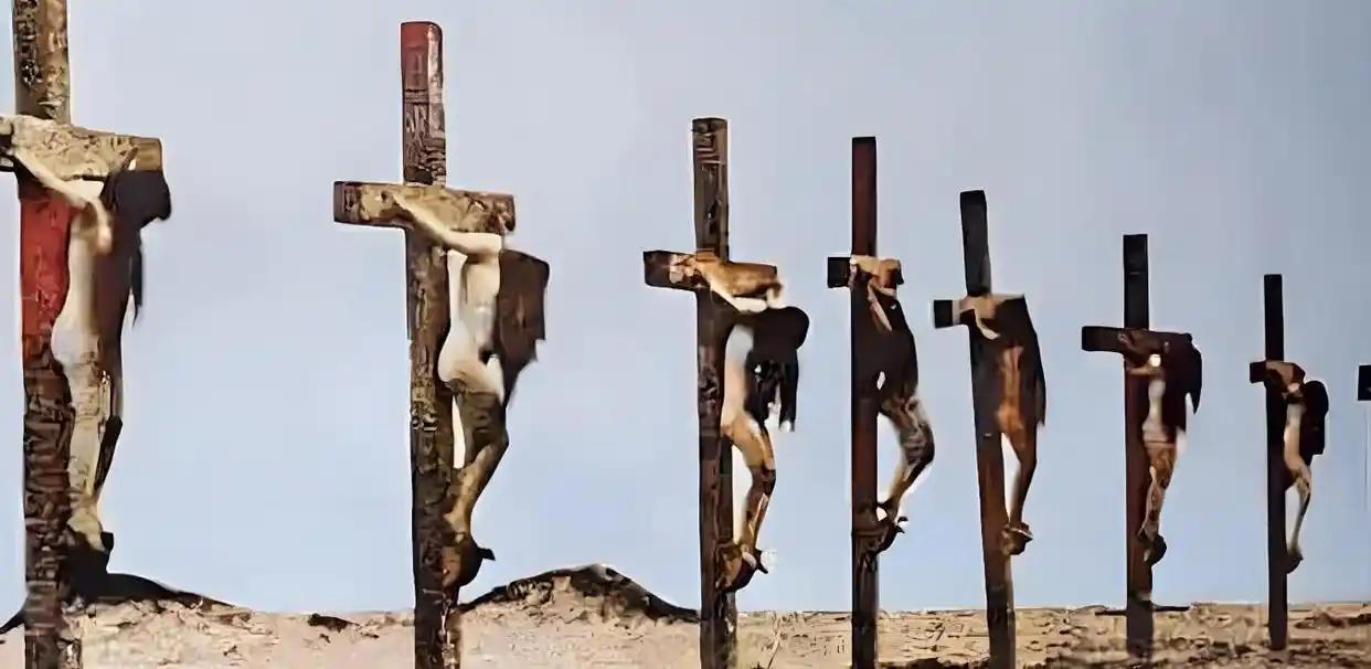 1915年，8名被脱光衣服的亚美尼亚少女，被钉在十字架暴晒的照片，看了让人痛心！