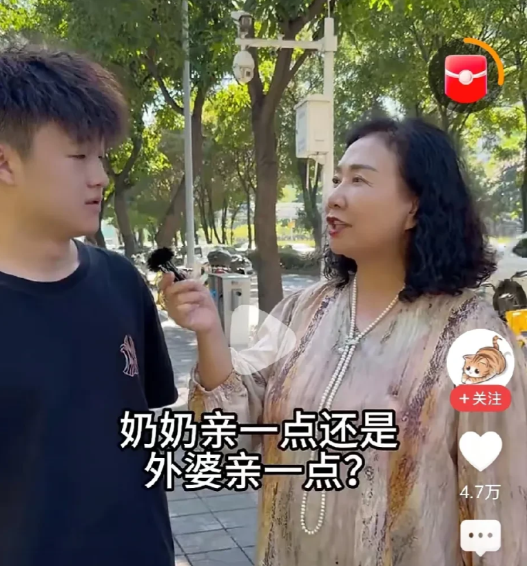 今天刷到一个视频，问孩子们是奶奶亲一点还是外婆亲一点？没想到他们的回答居然惊人的