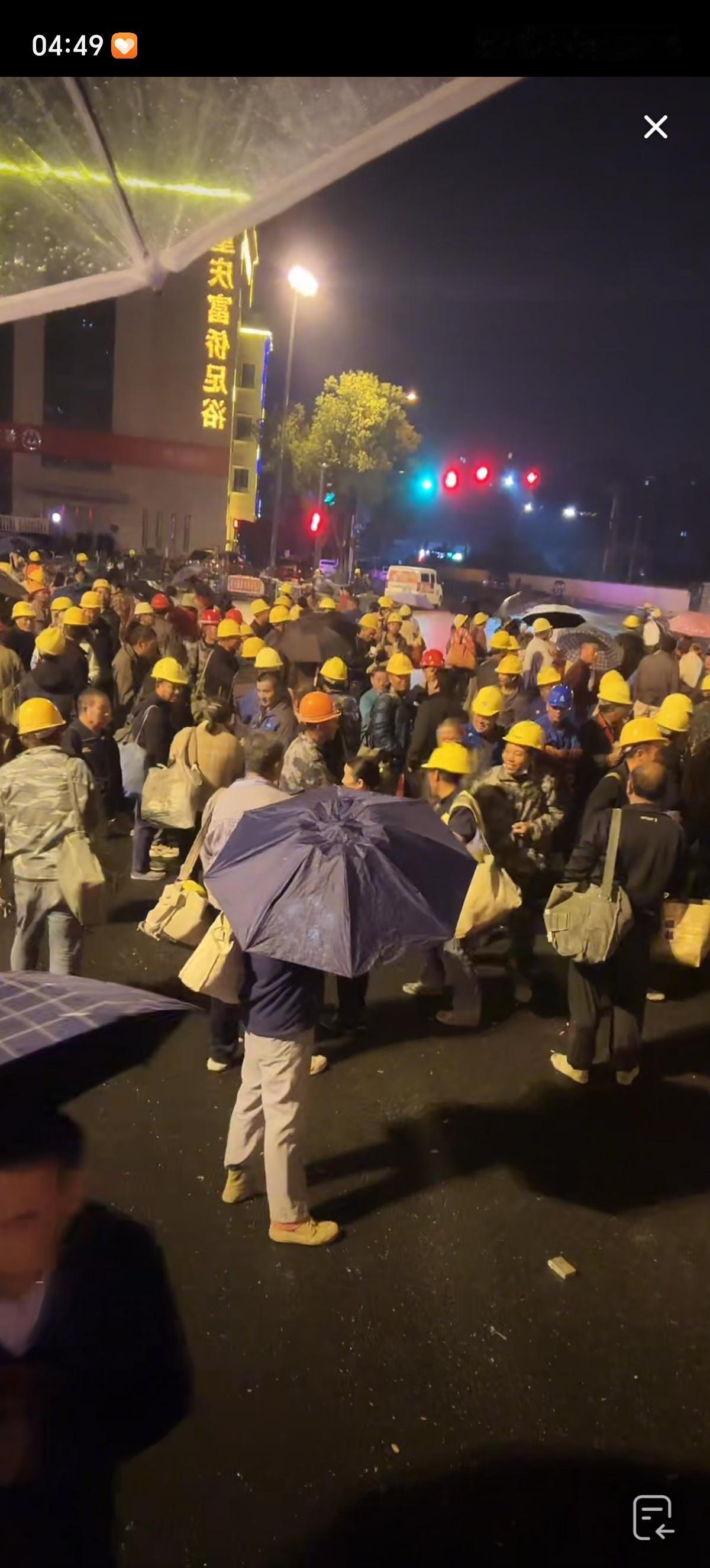 凌晨四点的安徽合肥，夜色还未褪去，劳务市场的路灯下已聚满了人影。这群农民工身上穿