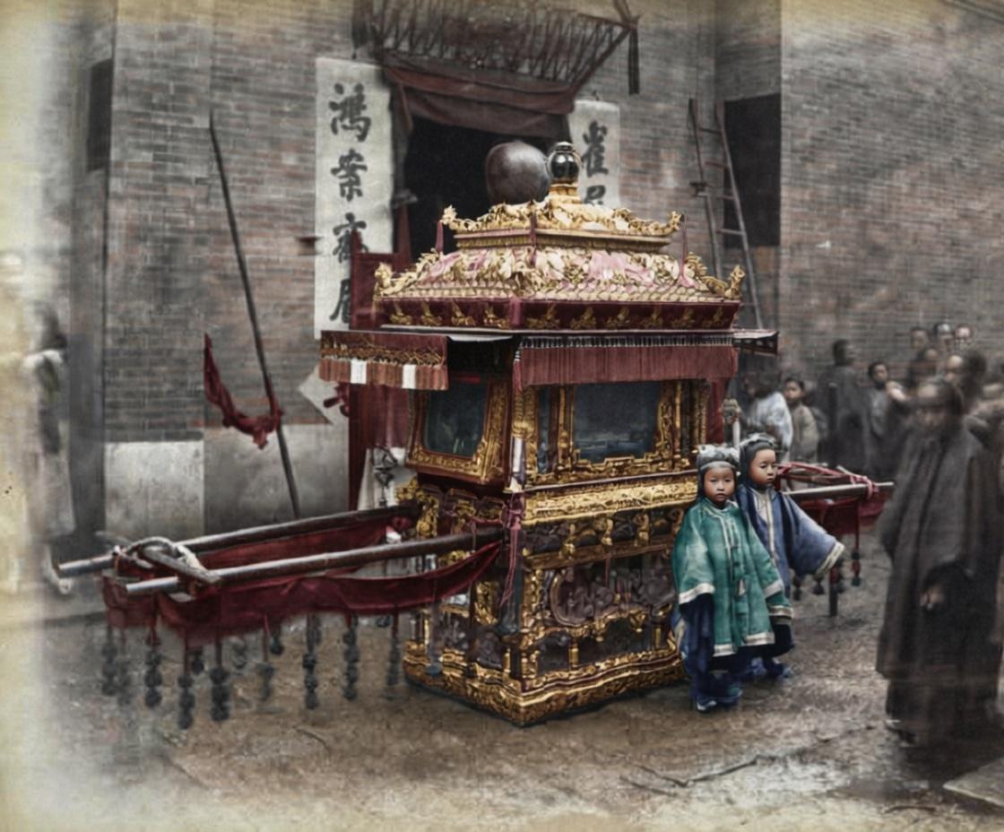 晚清至民国初年，岭南地区富贵人家的传统中式婚礼，照片拍摄于新娘家门前，青砖建筑与