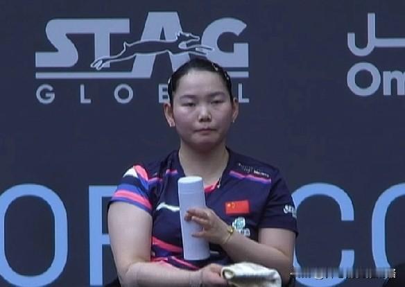 何卓佳还是输了，而且还是被横扫。何卓佳和石洵瑶女单决赛，没有试探直接上手。佳