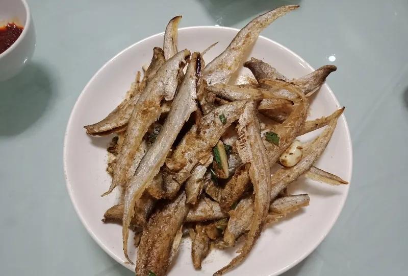 老家的一个奶奶做黄瓜咸菜特别好吃，每年都要做很多，好多人都和她要。这个东西比较费