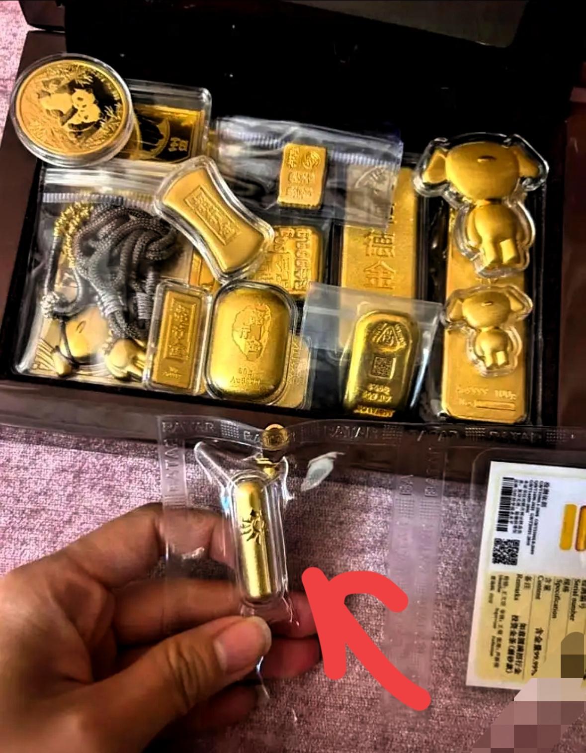 彻底懵了，脑子现在还嗡嗡的上午看金价还是1089，心里还琢磨着是不是能再挺一挺