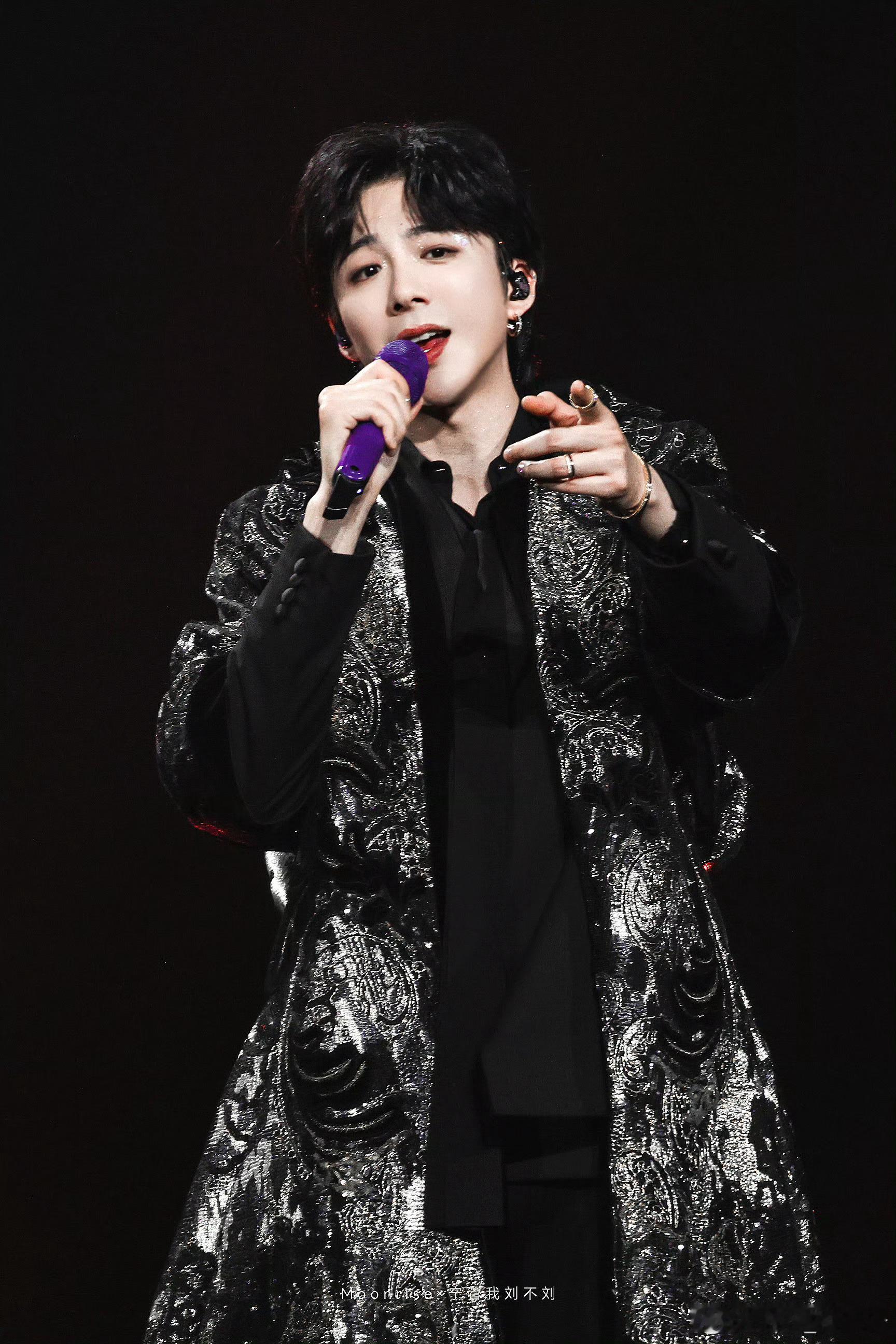 摩登兄弟|刘宇宁的2025巡演南京收官场，超喜欢的一套妆造。这件高定黑金斗