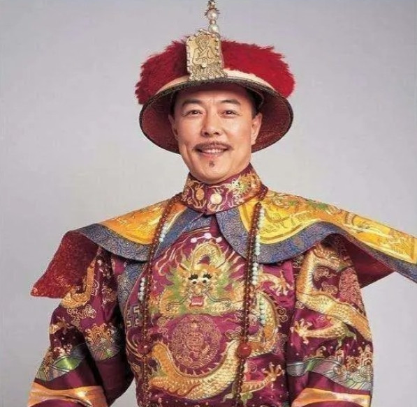 1997年，40岁的张铁林爱上了23岁的北电学生侯俊杰，侯俊杰怀孕后，张铁林却又