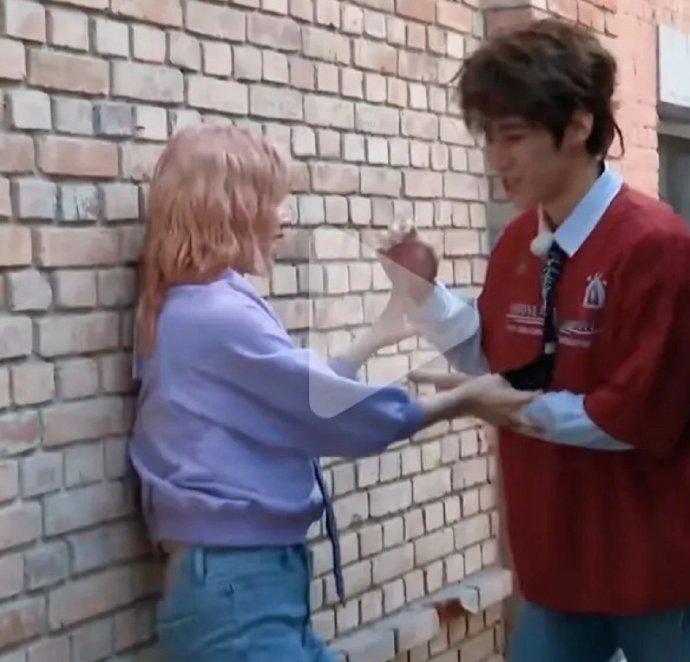 谁说跑男玩不开的，衣服都快被扯掉了也不在乎形象​​​