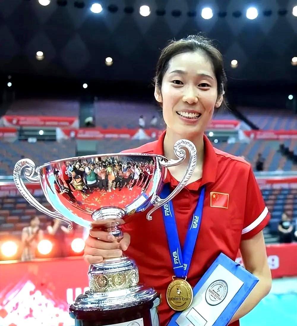 科内利亚诺没有再让朱婷扣满全场，反而与她签到了2026年。科内利亚诺和朱婷续约