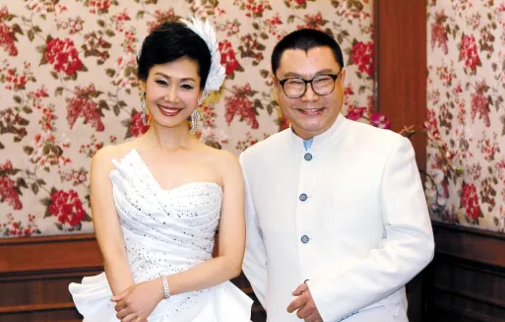 2010年，歌星尹相杰为了得到搭档于文华的爱，痴痴地等到了41岁，结过两次婚的于