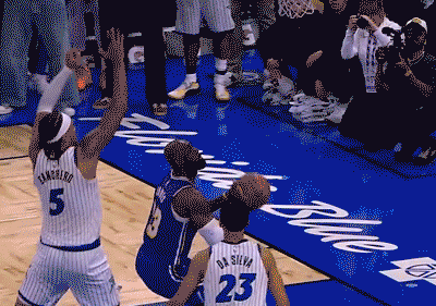 看这动图，我直接气笑了！詹姆斯在边线接球准备出手，魔术两名防守者扑上来，其