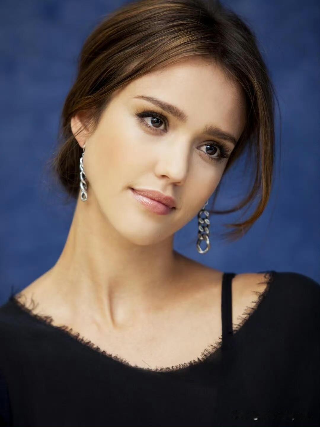 杰西卡·阿尔芭这张小窄脸真是长在了西式审美的神仙点位上了！脸型窄长却饱满，眉骨