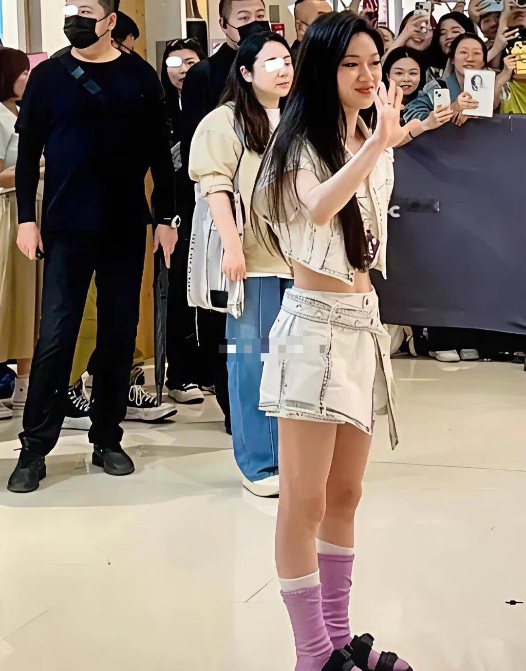 单依纯线下长这样，为啥腿型感觉怪怪的？​​​