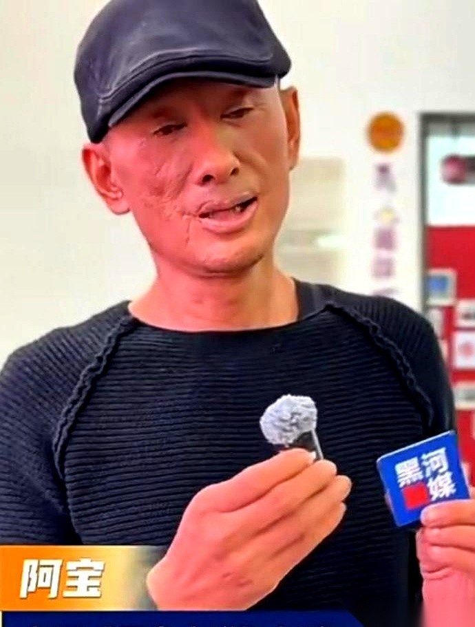好久没消息的阿宝最近在黑龙江黑河的一场群众文艺大赛上露面，人变了样，嗓子却一点没哑。57岁的人站在台