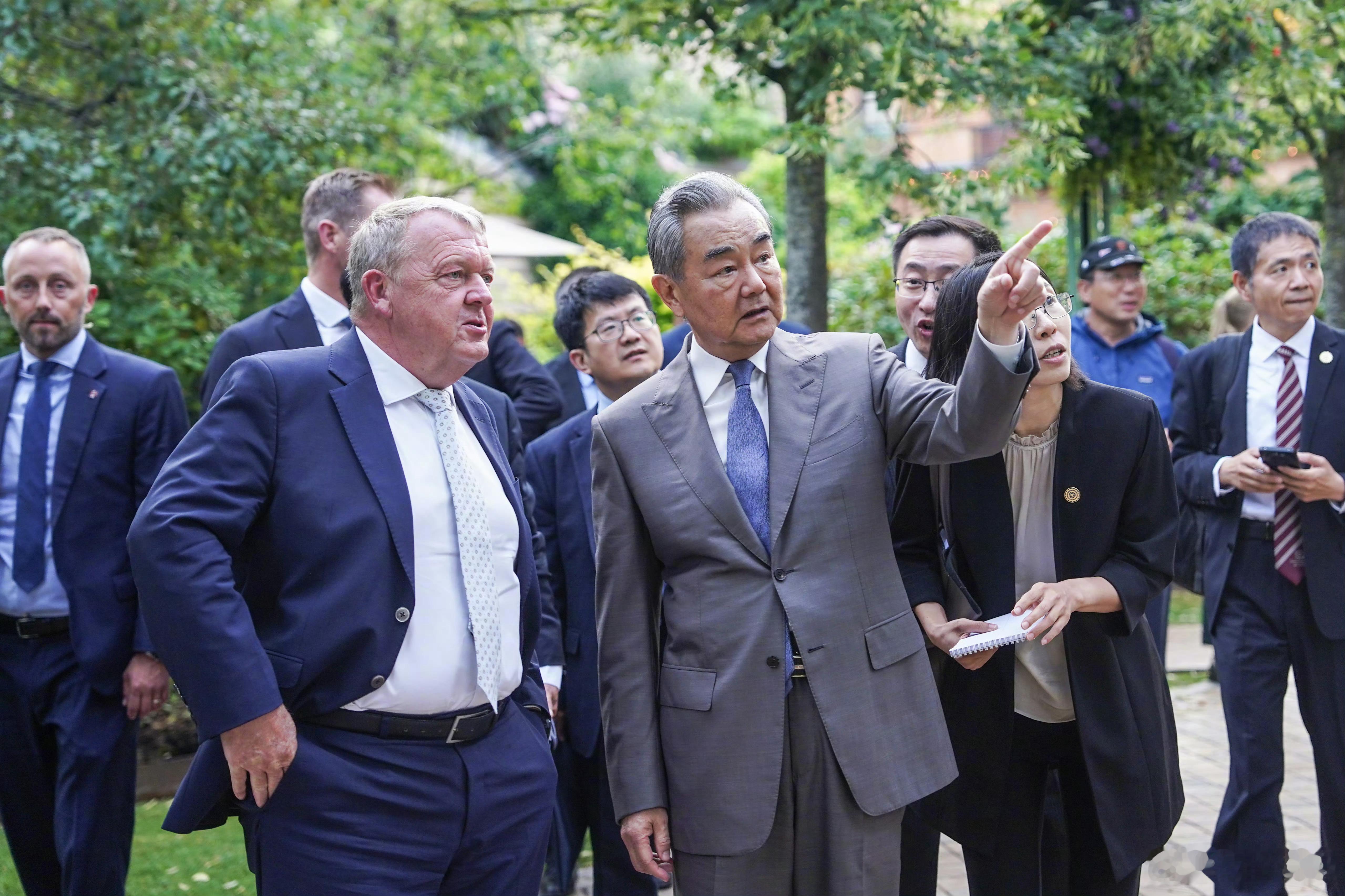 北欧四国邀请中国出访，第一站来到丹麦。丹麦还是蛮客气的，只不过这个小国以务实为主