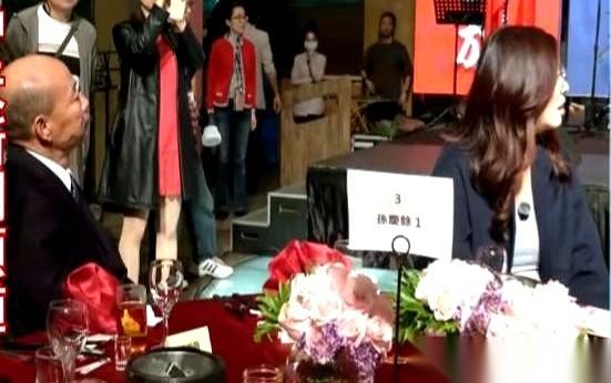 岛内那场饭局，镜头一扫，满桌都是戏。韩国瑜和郑丽文坐一桌，中间的空位，大到能再