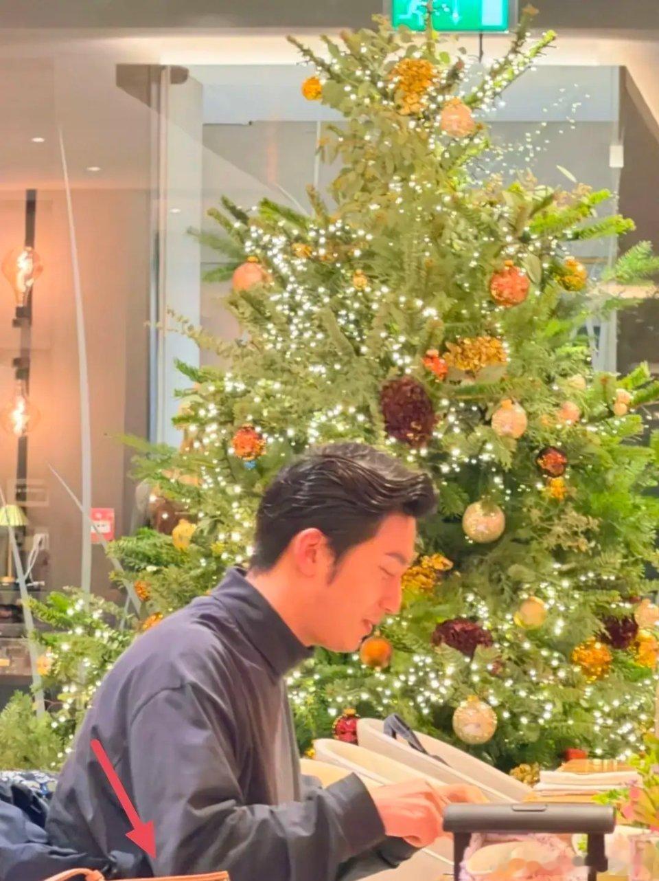 偶遇窦骁何超莲一起吃早餐窦骁和老婆何超莲，现身伦敦度圣诞假日。网友在伦敦一间餐厅