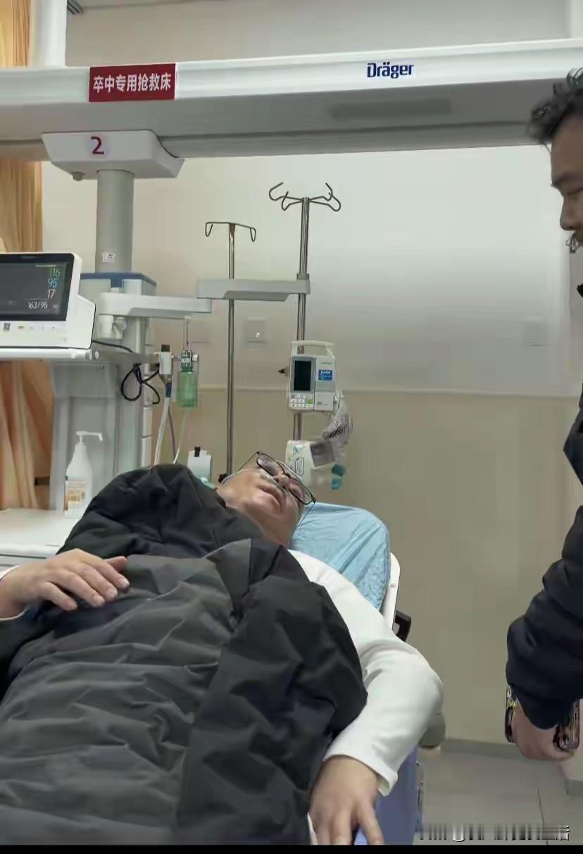 乔任梁的爸爸吃了8个死螃蟹，去医院挂急诊，上了热搜。咱就说真有一口气能吃8个螃