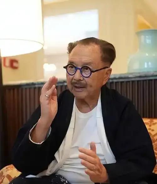87岁的“华裔食神”周英华，近日携小50岁的第四任妻子凡妮莎亮相洛杉矶时尚盛典，