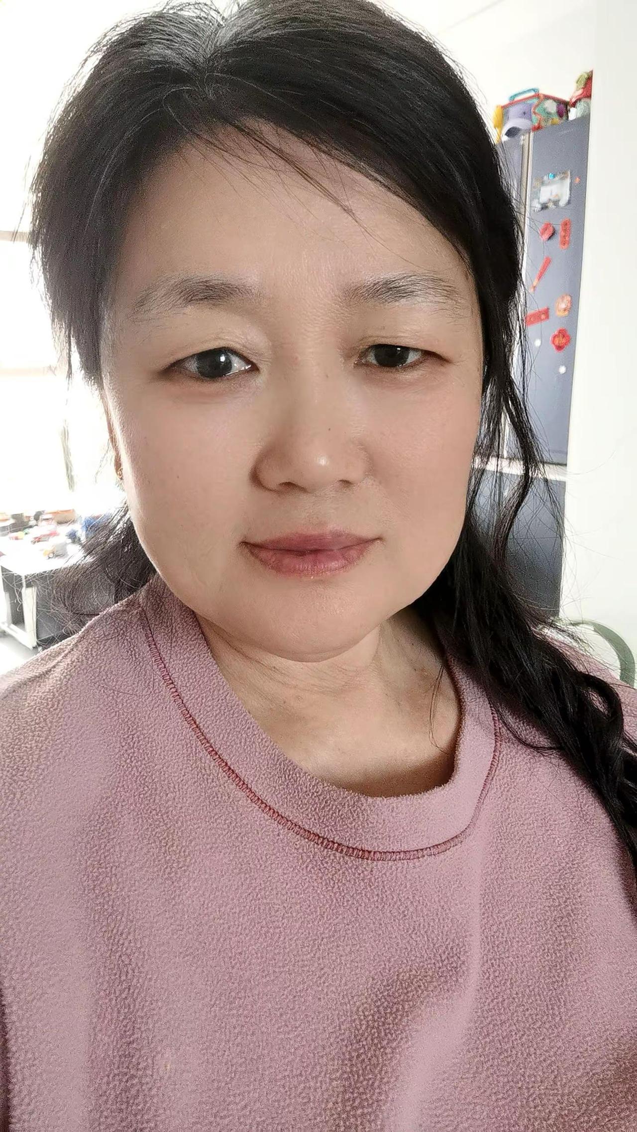 真的老了，头发白了，满脸的老年斑，