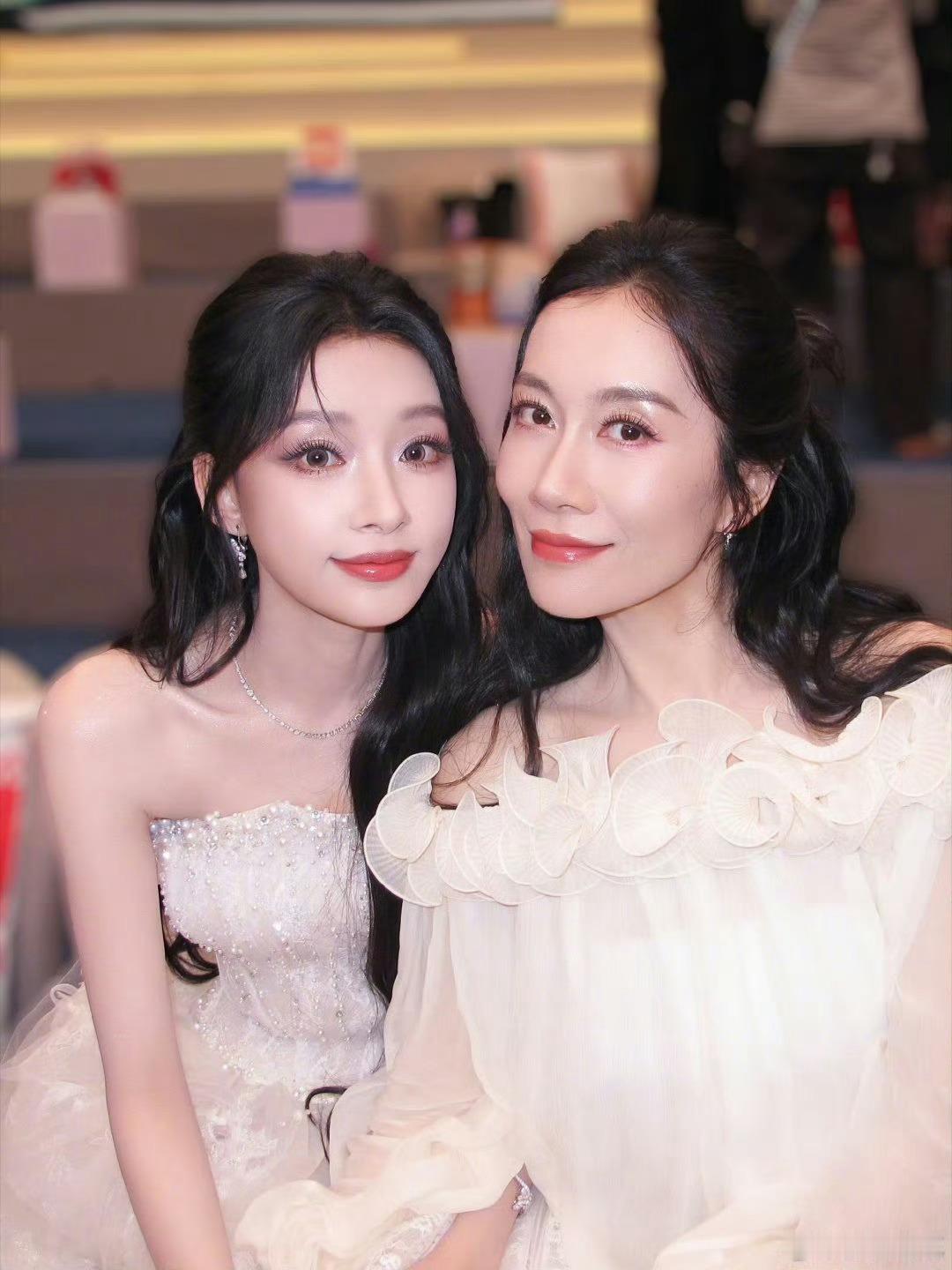 温峥嵘回应孙怡一场舞台相逢，两份赤诚心意。孙怡记下她的局促不安，温峥嵘接住所有温