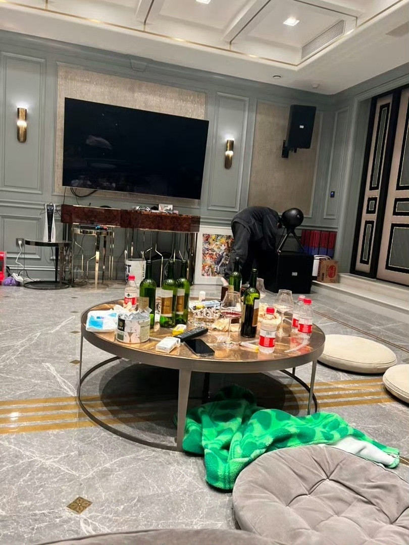 司晓迪鹿晗客厅司晓迪这次看来是真想锤鹿晗啊，现在最好的解决办法就是报警了，真假