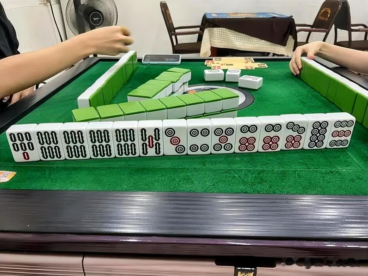 打麻将最烦遇见哪种人?打麻将最烦下列几种人：喋喋不休的人，嘴里总在说，什么“