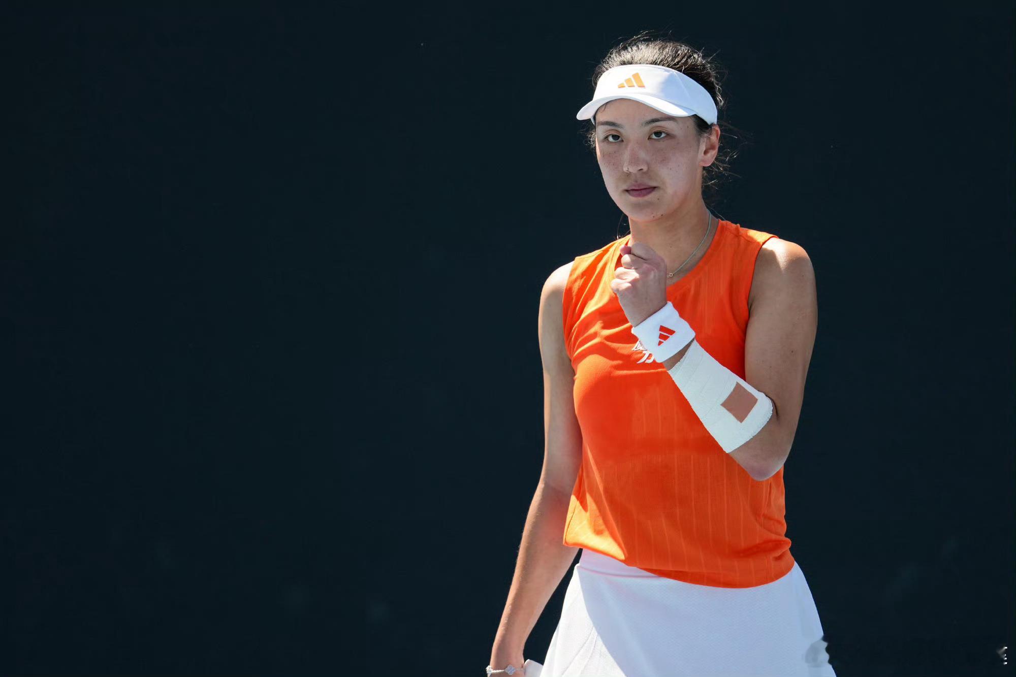 太棒了！王欣瑜7-5/6-4击败13号种子诺斯科娃，首进澳网16强！第三次杀入大