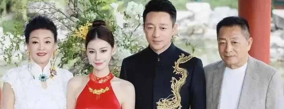 要说这汪大爷也是个妙人据张兰在文章中说，她生汪小菲的时候，汪爸爸说是出去钓鱼