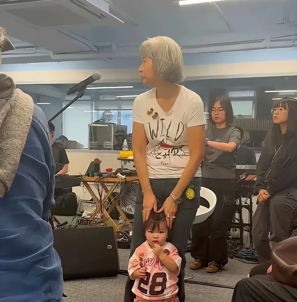 叶倩文终于过上了正常的老年生活，高兴了林子祥！人终有一老，就算是千面歌后叶倩