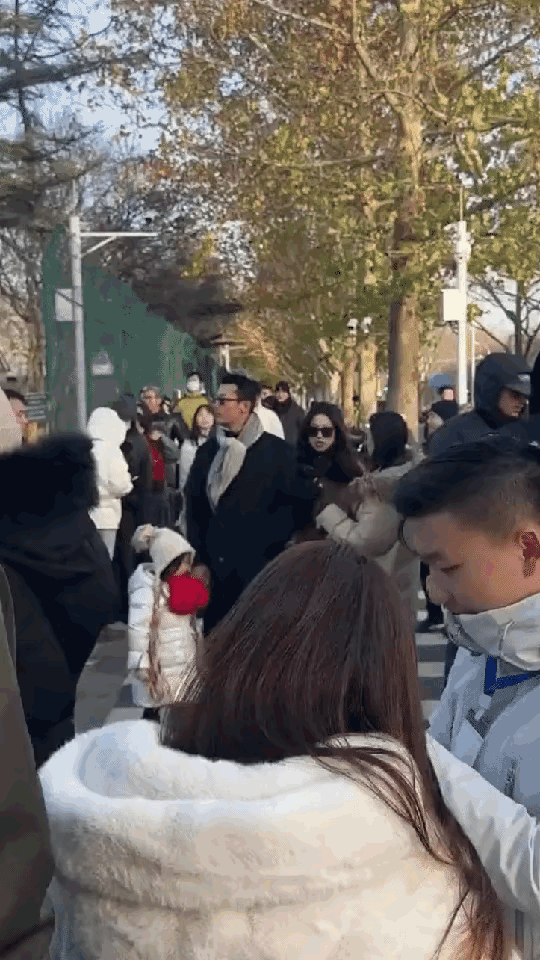 朱珠说她没挤就是没挤！！朱珠一家逛北京的某市集，路人拍到朱珠身着貂皮大衣用手