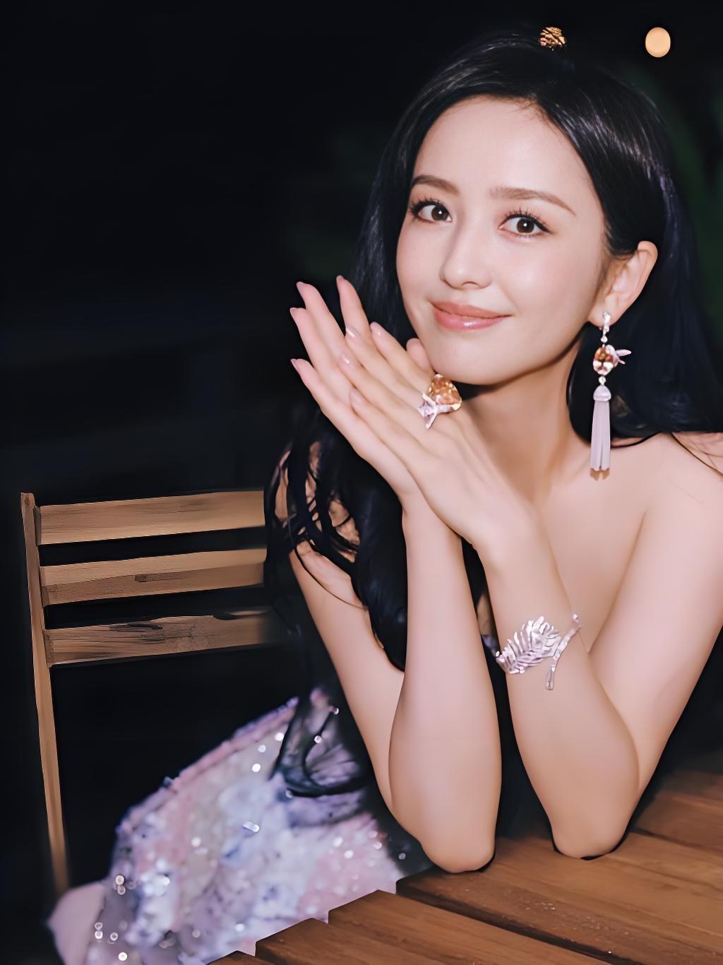 佟丽娅这个女人你真的不能仔细查仔细查完之后，你就会发现，私生活混乱，状态差，