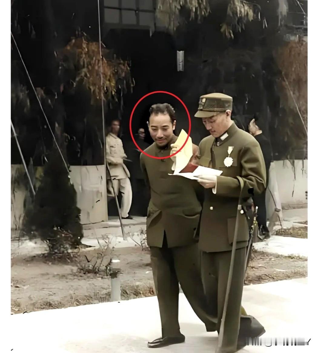 原来这才是他的真实模样，绝非演员所扮演的，而是货真价实的本尊！这张老照片摄于上世