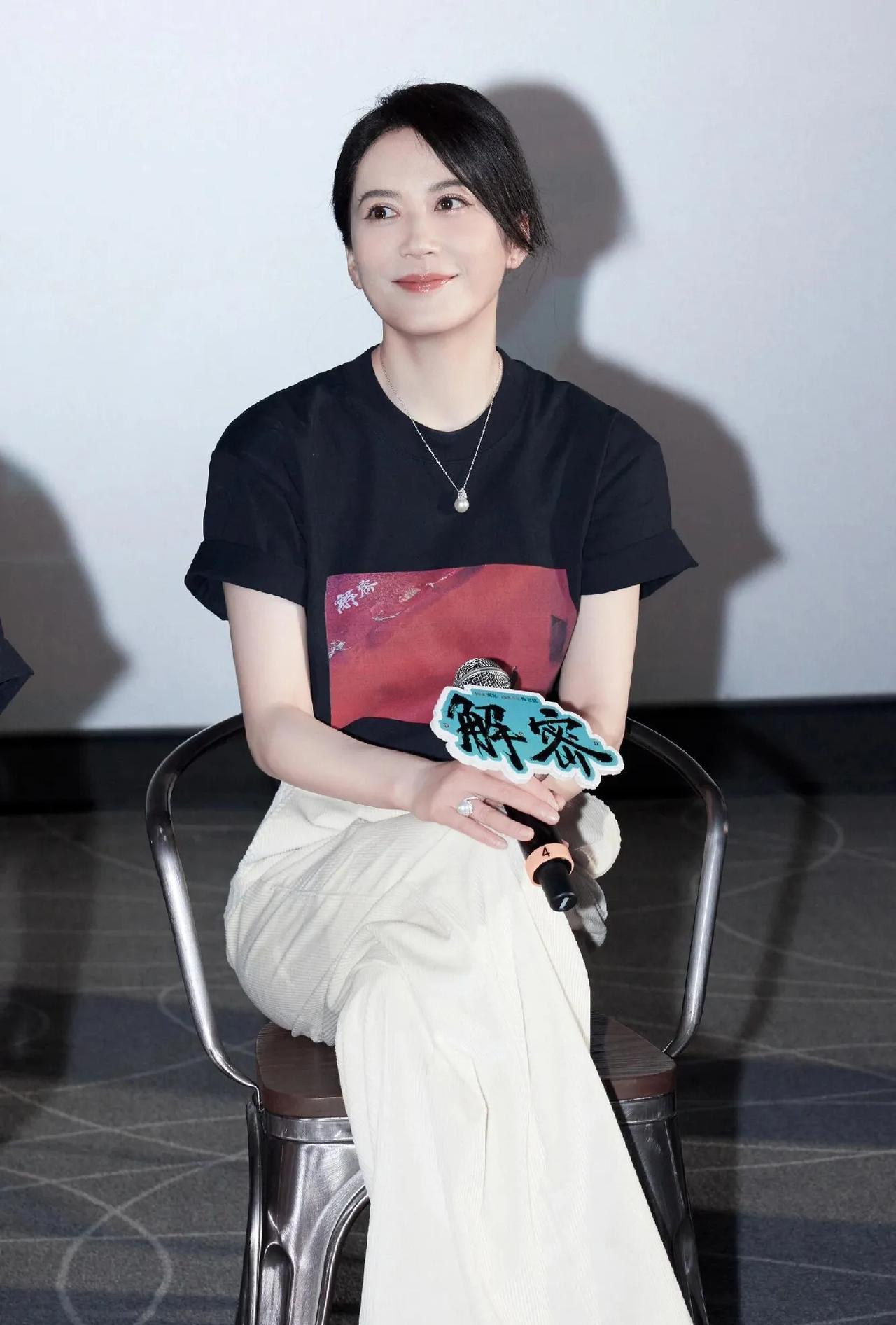 俞飞鸿真的是中年女性的穿搭天花板！✨黑印花T恤+米白阔腿裤，简约松弛又高级。