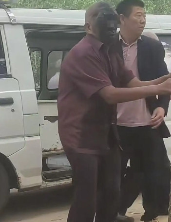 太可怜了！5月31日，河南一百岁老人过大寿放爆竹庆祝，而一位靠捡废品为生的7旬老
