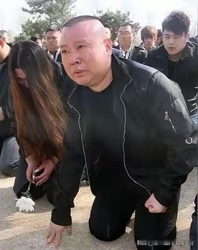 郭德纲风波持续发酵后，有人劝他趁早退休享受人生吧！但归隐避世说着潇洒，可这条路，