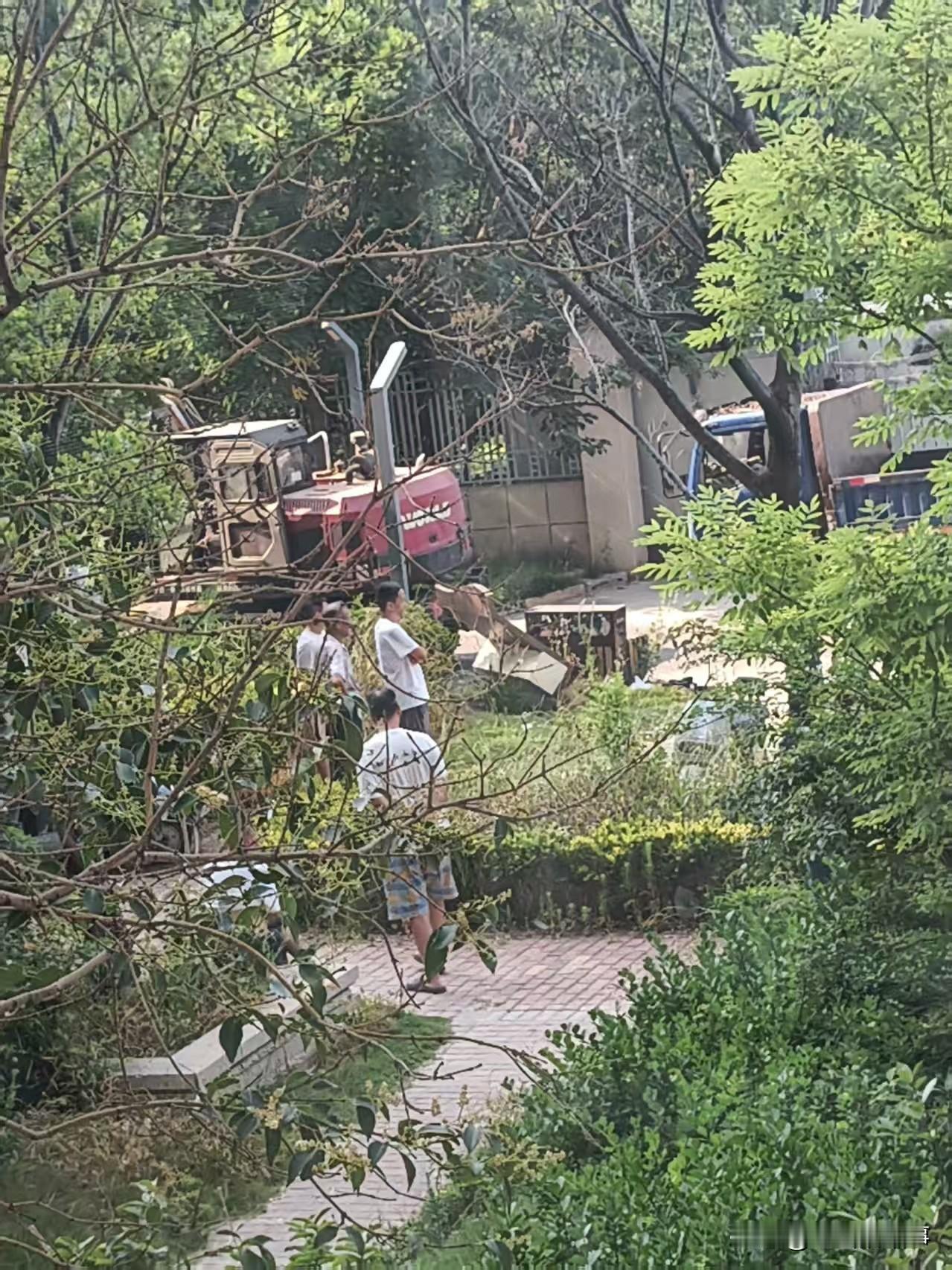 郑州京水湖畔这个小区真不消停，物业刚刚撤走，今天又出现这档子事儿，这下把民警同志