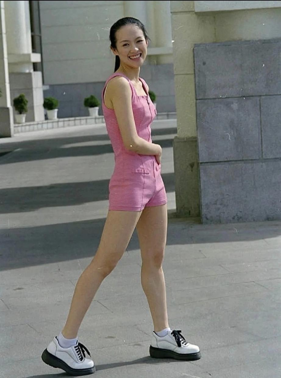 章子怡发福了？还是医美了？近期亮相的章子怡，形象与往常的差距挺大，远看像倪萍，