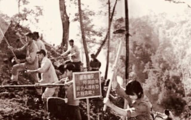 1978年，知青王汝明调到中学当老师，正在批改学生作业时，忽然看到作业本中夹着一
